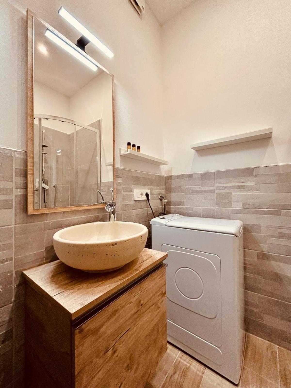 Apartamento Kibilu - Via Medaglie D'Oro Centro Citta Con Parcheggio Varese Exterior foto