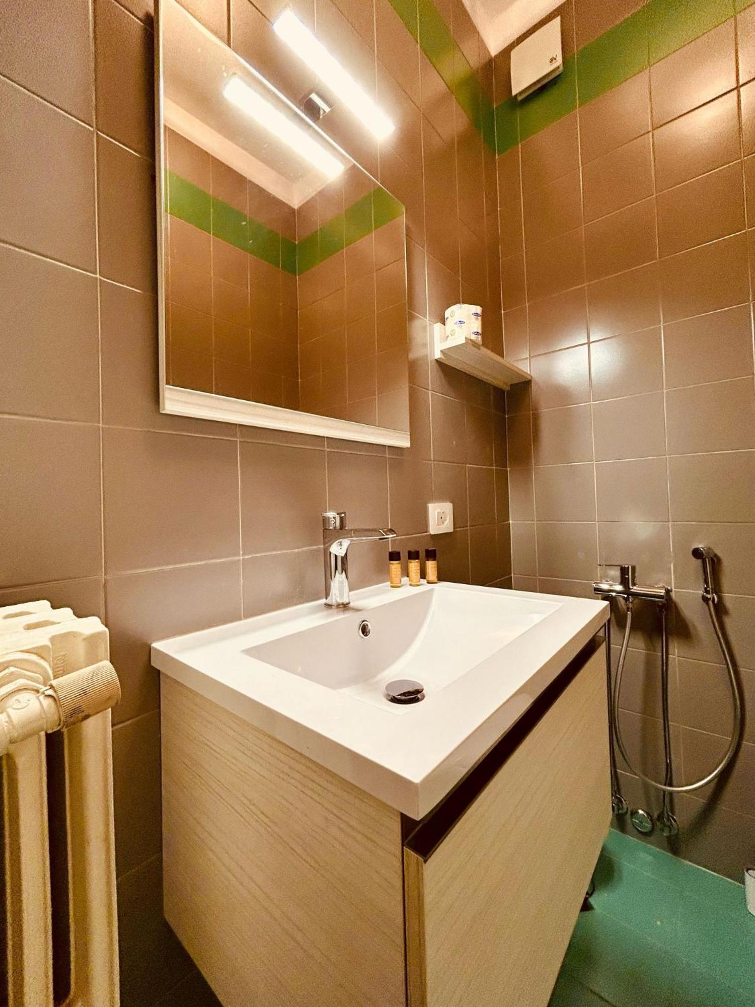 Apartamento Kibilu - Via Medaglie D'Oro Centro Citta Con Parcheggio Varese Exterior foto